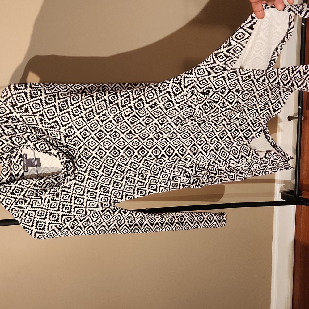 Black & White Tunic top w/pockets